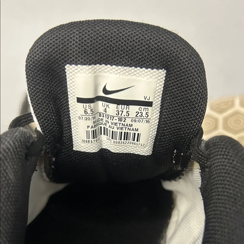 Nike Women's White and Black Athletic Shoes - Picture 8 of 8